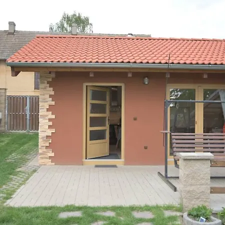 Utulny Domek V Zahrade V Unhosti Nedaleko Letiste Exterior photo