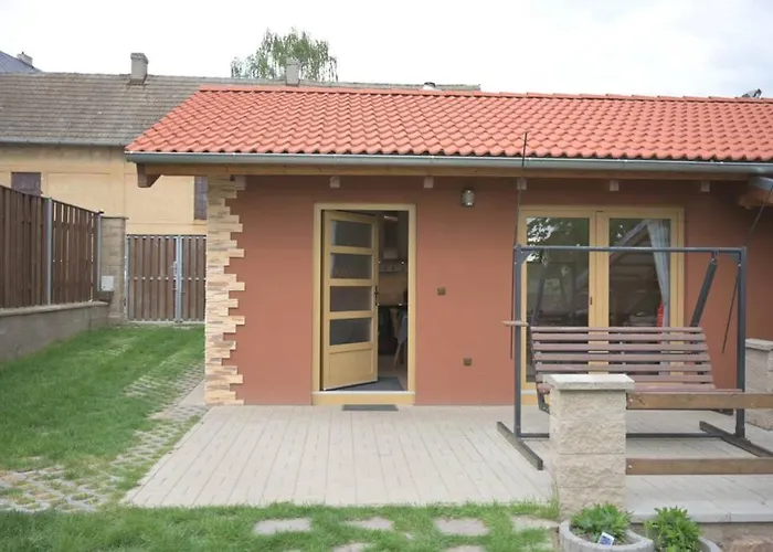 Utulny Domek V Zahrade V Unhosti Nedaleko Letiste