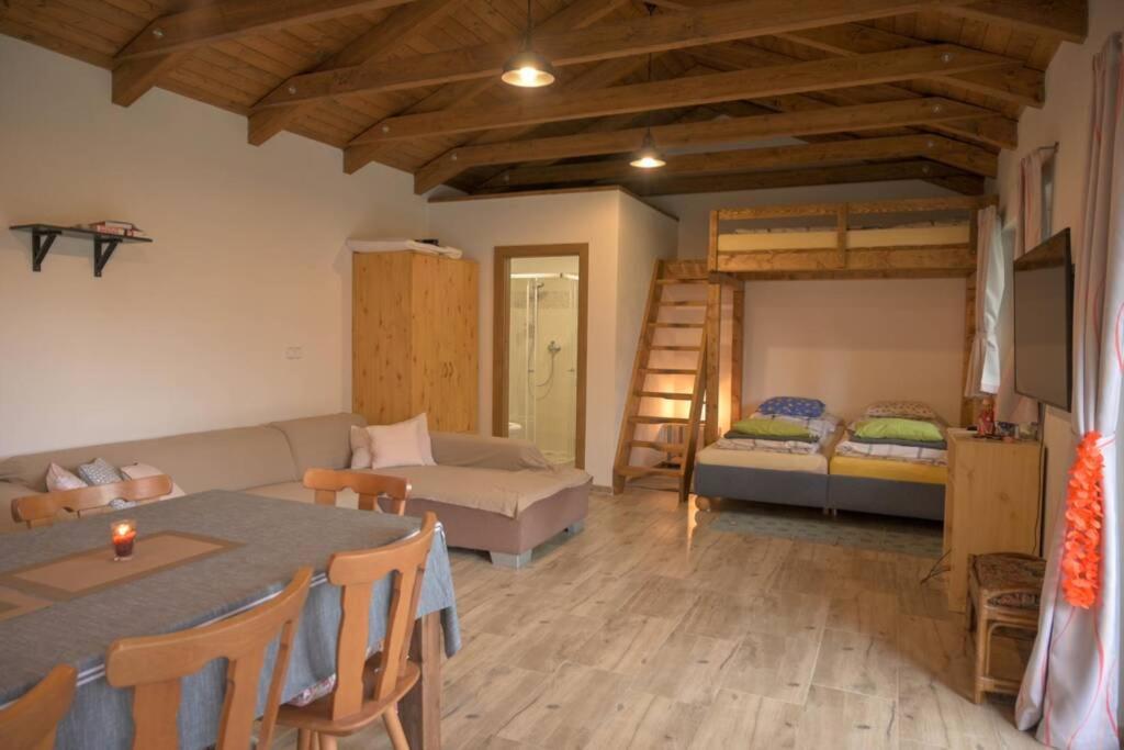 Utulny V Zahrade V Unhosti Nedaleko Letiste Apartment Unhost