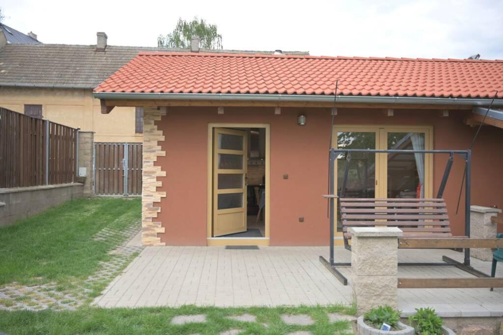 Utulny V Zahrade V Unhosti Nedaleko Letiste Apartment