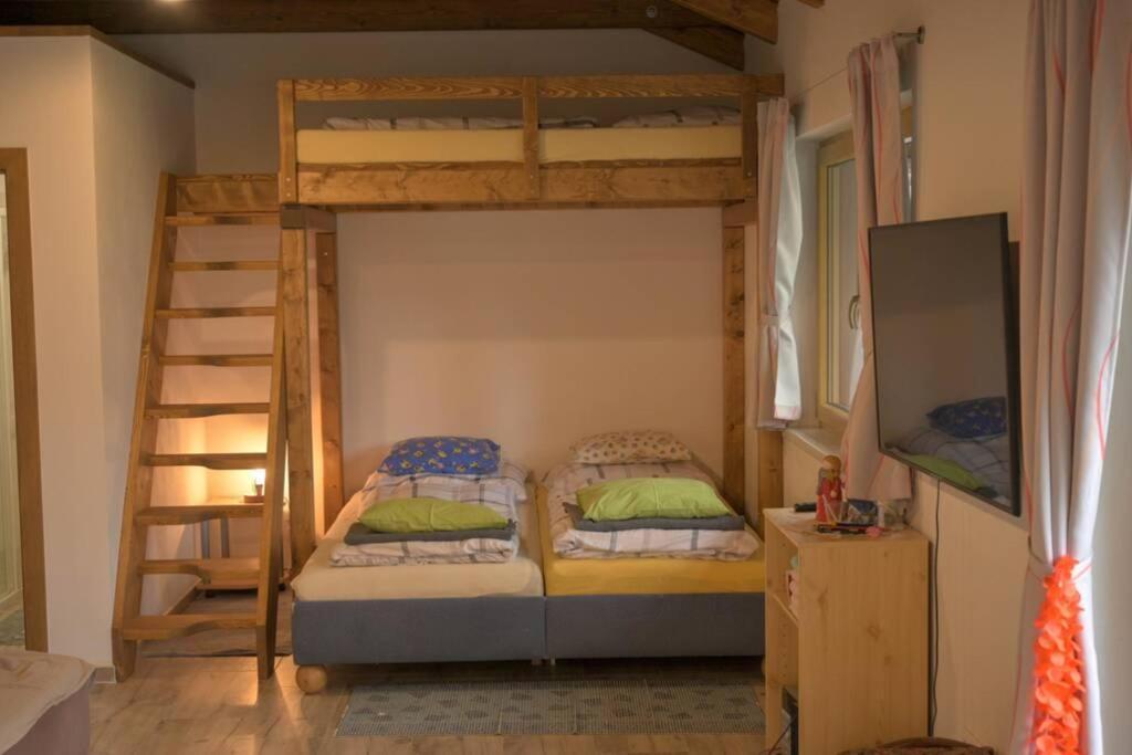 Utulny V Zahrade V Unhosti Nedaleko Letiste Apartment Unhost